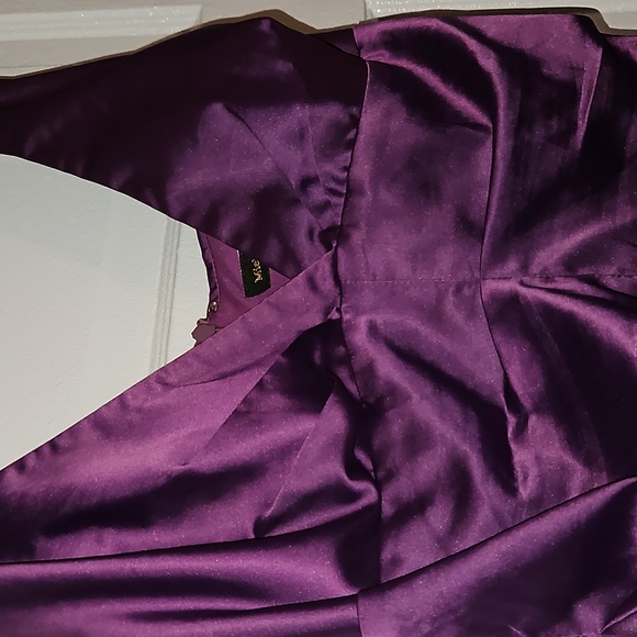 Satin purple mini dress w/ v neck. - Picture 2 of 4